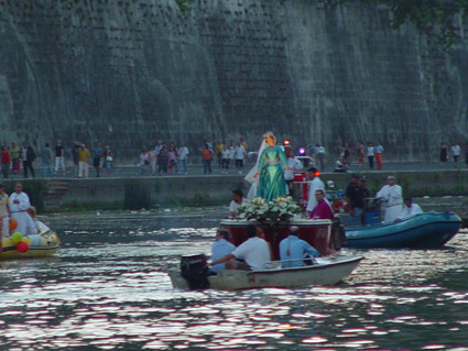 foto 2, processione lungo il Tevere