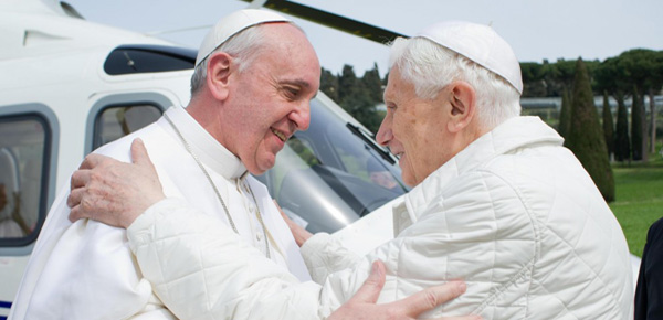 abbraccio tra papa Francesco e Benedetto XVI